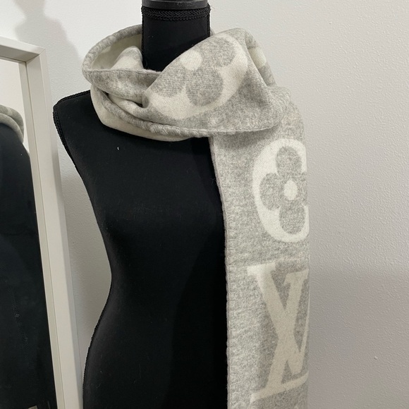 LV Sweet Dreams cashmere Scarf - Picture 4 of 8